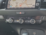 運転席より操作性の良いオートエアコンのスイッチ等の画像です。