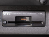 コンソール内一体型のビルトインETC装備!見た目の部分も良いですが、ETCカードの盗難防止になる設置箇所です!料金所の渋滞回避!時間帯・日によって料金の軽減を受けられます!ストレス知らずのドライブ!