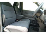 運転席ビュー。厚みのあるシートで快適です。
