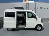 荷室幅がわかるサイドビュー。リヤドアは開閉しやすい持ち手の【縦型スライドドアハンドル】!
