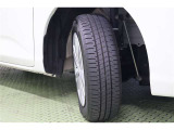 タイヤサイズ 165/65R14。スタイリッシュなデザインのホイールキャップ付きスチールホイールを装着しています。