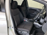 運転席は、大きな座面と包み込むような背もたれがドライバーの身体全体をしっかり支えます。上質なシート素材と座り心地のよいクッションを採用し、長時間の運転やコーナーの多い道も快適です。