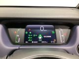 デジタル表示のスピードメーターとタコメーター、燃費やオドメーターなどの表示の他に、ホンダセンシング機能などの表示もできる多機能なマルチインフォメーション・ディスプレイです。