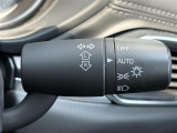 【オートライト(AUTO)】外の明るさをシステムが感知して、自動でヘッドライトが点灯します。ヘッドライトをつけ忘れを防ぐ便利機能です。