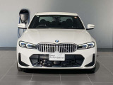 BMWらしいスポーティな走行性能と上質な快適性を高い次元で融合した320d M Sport。人気のハイラインパッケージやヴァーネスカレザーなど充実した装備を備え、毎日の移動からロングドライブまで心躍る時間を演出。