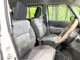 運転席まわりには十分なスペースがあり、大柄な方でもゆったり運転していただける環境です。