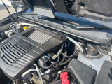 【STIタワーバー】お車の剛性を高めるタワーバーを装備。よりスムーズなコーナリング走行が可能となり、走りも楽しめます。