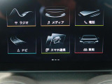 スマートフォンとAudiをUSBケーブルを介し接続。AppleのCarPlayやAndroid Autoのアプリを通じて、スマートフォンのコンテンツをMMIディスプレイに表示します。