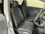 運転席は、大きな座面と包み込むような背もたれがドライバーの身体全体をしっかり支えます。上質なシート素材と座り心地のよいクッションを採用し、長時間の運転やコーナーの多い道も快適です。
