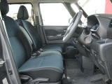 運転席はほどよくホールド感のある形状をしておりますので、運転がしやすいです。