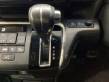 CVT車のセレクトレバーです。低速から高速まで、変速ショックのないスムーズな走りを実現するとともに、エンジン効率のよい領域を維持することで燃費にも貢献します。