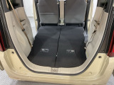 後席背もたれを倒せばちょっと大きめの荷物や長いものを積みたい時に便利です。