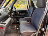 運転席シートには肘掛もついてます。