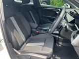 人間工学に基づいて設計されたシートは車のもっているドライビングフィールを存分にドライバーに伝えてくれるクオリティの高い仕上がりとなっています。