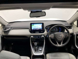 シンプルながら機能性あふれる運転席廻りです。視界性もよく、運転しやすいですよ。