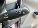 車外の明るさに応じでライトを点灯、消灯してくれるオートライト機能です☆お天気の良い昼間のトンネル走行などオートにしてると便利で安心です☆エンジン停止時にライトの消し忘れも無くなります☆
