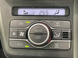 【オートエアコン】一度お好みの温度に設定すれば、車内の温度を検知し風量や温度を自動で調整。暑い&hellip;寒い&hellip;と何度もスイッチ操作をする必要はありません。快適な車内空間には必須の機能ですね♪