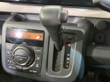 【オートエアコン】一度お好みの温度に設定すれば、車内の温度を検知し風量や温度を自動で調整。暑い&hellip;寒い&hellip;と何度もスイッチ操作をする必要はありません。快適な車内空間には必須の機能ですね♪