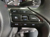 ステアリングには運転中でも簡単に操作できる各種スイッチついてます