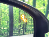 【ブラインドスポットインフォメーション】走行中、ドアミラーの死角になりやすい箇所に後続車が接近するとサイドミラー付近に警告を表示、ドライバーに注意喚起をしてくれます。
