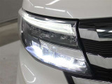 LEDヘッドライトには、ハイビームで走行中に先行車や対向車を検知した時、部分的に遮光し、先行車や対向車に配慮しながら高い視認性を確保できるADB(アダプティブドライビングビーム)が採用されています。