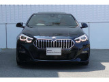 BMWの代名詞の【キドニーグリル】グリルが腎臓のように見えるので【キドニー】と呼ばれるようになりました。一目見ただけでBMWであると認識できる確固たるアイコンとして存在感を放ちます。