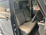 運転席、助手席です。座面も広くゆったりと座れてアームレストも付いているので重宝します。