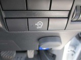 アイドリングストップ機能付です。特別な操作をしなくても、普段通りの運転をするだけで、エコドライブができる機能です。OFFボタンがありますので、必要に応じて使い分けてください。