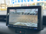 リバースギアに入れるだけで後方の表示へ切り替わります。夜間や雨の日の駐車も楽になりますよ。