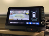 リバースギアに入れるだけで後方の表示へ切り替わります。夜間や雨の日の駐車も楽になりますよ。