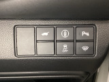 Hondaセンシング用の、VSA(ABS+TCS+横滑り抑制)解除と路外逸脱抑制機能のオンオフスイッチなどはハンドルの右側に装備しています。