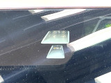 【スマートシティブレーキサポート】低速走行中に前方の車両等を認識し、衝突しそうな時は警報とブレーキで衝突回避と被害軽減をアシスト。より安全にドライブをお楽しみいただけます。