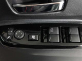 運転席のパワーウインドスイッチで全席窓の開閉・ロック操作ができます。