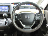 ハンドルの両側に操作ボタンが付いております。運転しながら操作ができるのでとっても便利!