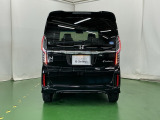 後席の窓には外から車内が見えにくくなるプライバシーガラスを採用。周りを気にせずリラックスして過ごせます