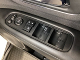 ハンドルの右側に電動格納付きパワーミラーの操作スイッチがついています。左右のサイドミラーの角度調節も微調整ができて便利です。パワーウインドウは運転席でドア4枚とも上下の操作ができるようになっています。