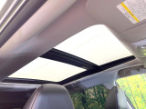 【ガラスルーフ】ガラスルーフ搭載で車内の解放感が一気にアップ!開放的なドライブをお楽しみいただけます。