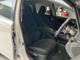 運転席、助手席です。座面も広くゆったりと座れてアームレストも付いているので重宝します。