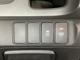 VSA装備車です。VSAはドライバーの操作と車の動きを見守っています。もし車の挙動が乱れたとき、4輪別々にブレーキをかけたり、エンジンパワーをしぼることによって車を安定させます。