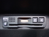 ■【ETC車載器】が装備されています。セットアップをしてお渡しとなり、ETCカードを差し込むだけで高速道路の利用が可能です。