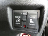電動スライドドアのスイッチで車内からもスライドドアの開閉ができます。イージークローザー機能で半ドアになることも防止してくれます。