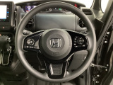 ハンドルにHondaセンシング系のクルーズコントロールやレーンキープアシストなどのスイッチと、オーディオの操作スイッチが装備されています。ハンドルから手を離さず安全に操作できます。