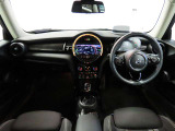 運転席及び助手席におかけになっている瞬間をイメージしてみてください。重厚感のある室内空間は外からの音を遮断し、唯一のプライベート空間を演出しております。
