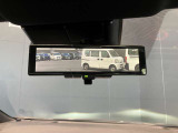 車両後方のカメラ映像をミラー面に投影します。社内の状況や天候に左右されずいつでもクリアな後方視界が得られます。