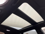 【パノラマルーフ】大型のガラスルーフ搭載で車内の解放感が一気にアップ!開放的なドライブをお楽しみいただけます。