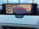 狭い場所での駐車やすれ違いなどでより的確な運転操作に役立つ360&deg;ビューモニターが装備されています。