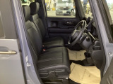 【ベンチシート】運転席と助手席の移動もスムーズ!狭い駐車場での乗り降りや、お子様の乗り降りにも便利です。座席の間にコンソールボックスやドリンクホルダーがないため、車内空間が広く感じます。