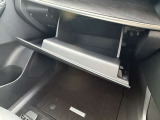 車検証などが収納できるグローブボックスも完備!