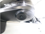 助手席側で見えにくい左前方の映像を、車内のマルチファンクションディスプレイに映し出します。前方への駐車や左寄せ、狭い道でのすれ違いなど、さまざまなシーンで安心して運転できる便利な機能です。