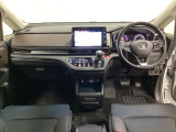 車内は光触媒抗菌消臭施工済です。インパネ周りはスタイリッシュなデザインで機能や装備も充実しています。グローブボックスやカップホルダーのほかにトレーなどたくさんの収納スペースが付いています。
